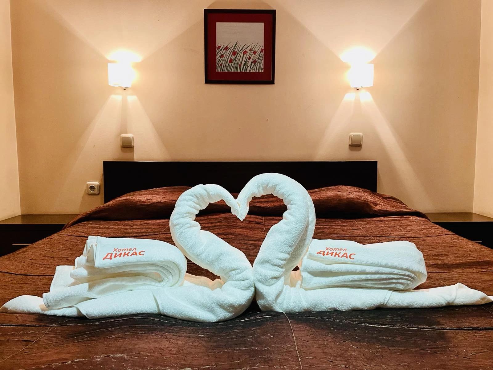 Көзілдірік киген әдемі қыздар бейнеленген порнофильмдер Кавказдық секс