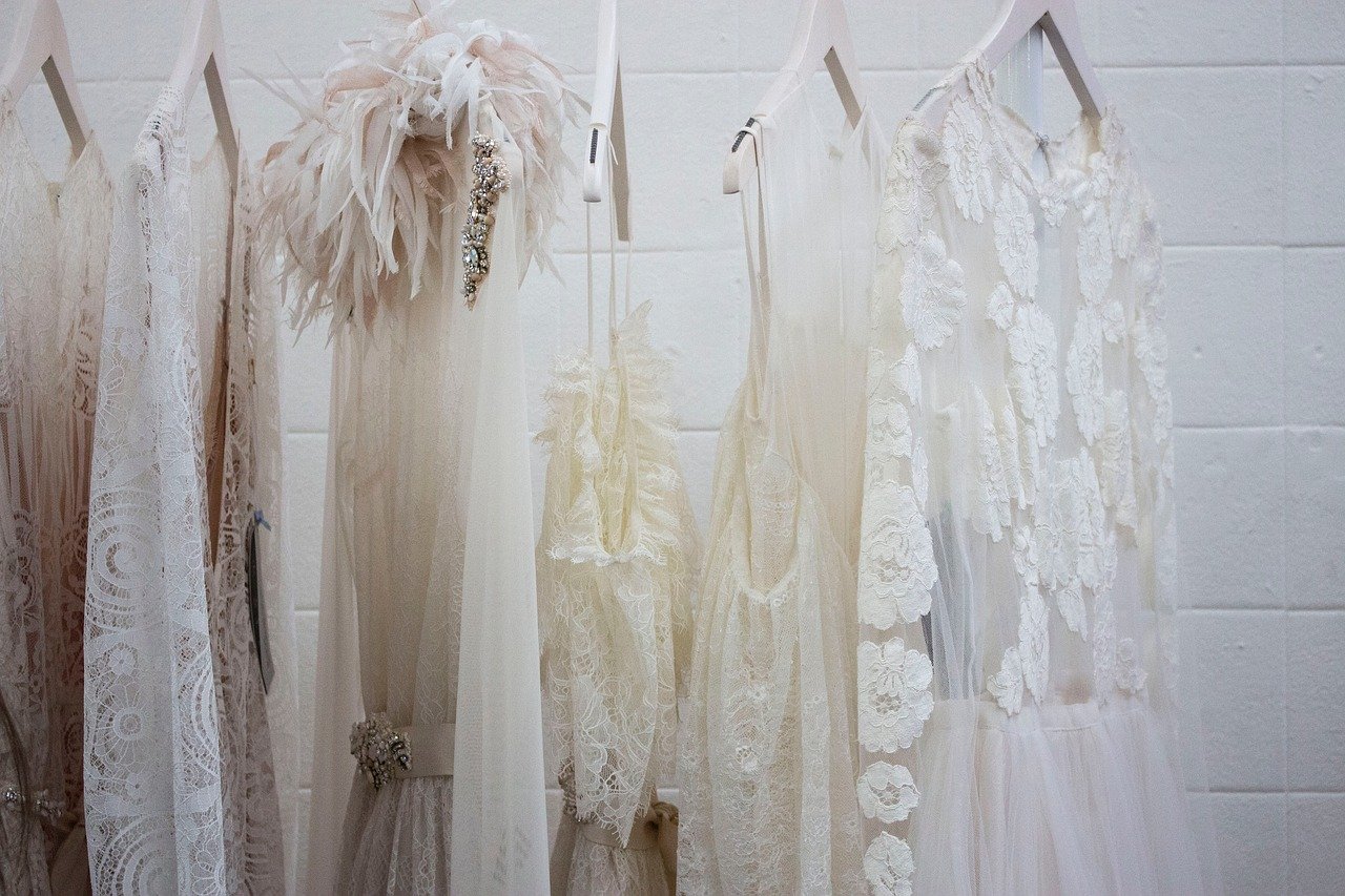 Кога белият цвят е станал предпочитан сред сватбените рокли