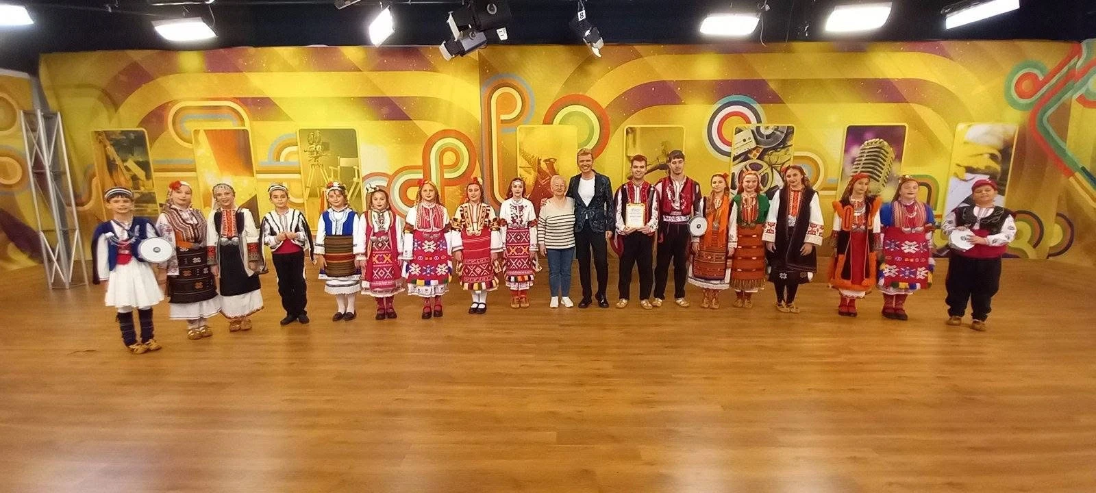 Педагогът и пазител на фолклора Надежда Стоицова с награда за цялостно творчество от „Вечните песни“