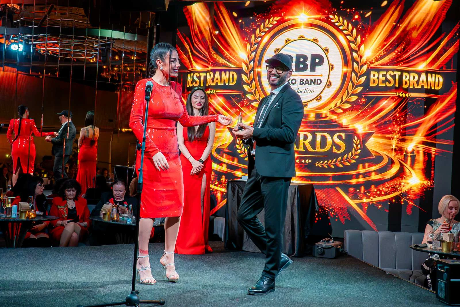 София без дъх! Веско Риков триумфира с приз за особени заслуги в музиката и изкуството.