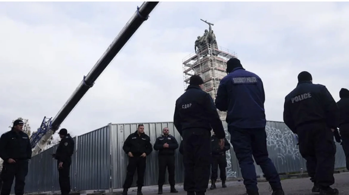 Голям срам - започна демонтажът на паметника на Съветската армия без ясна идея за реставрация и съхранение