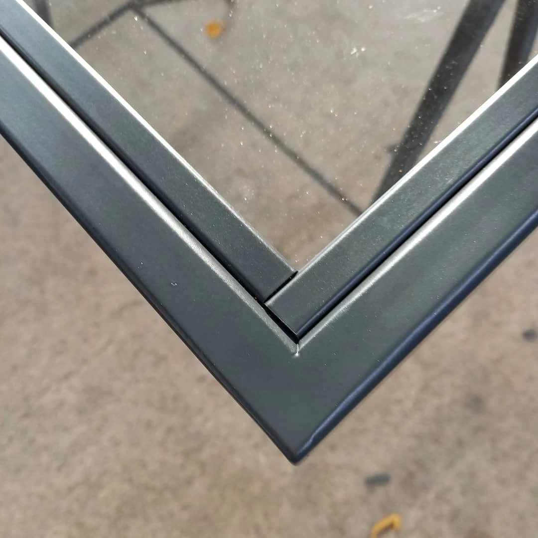 Стъкло в метална рамка