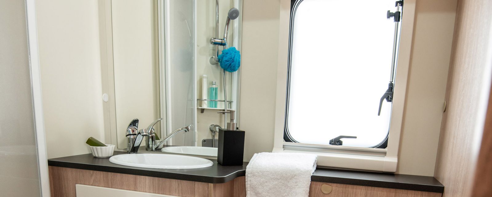 602-camper-interior-440-6.jpg