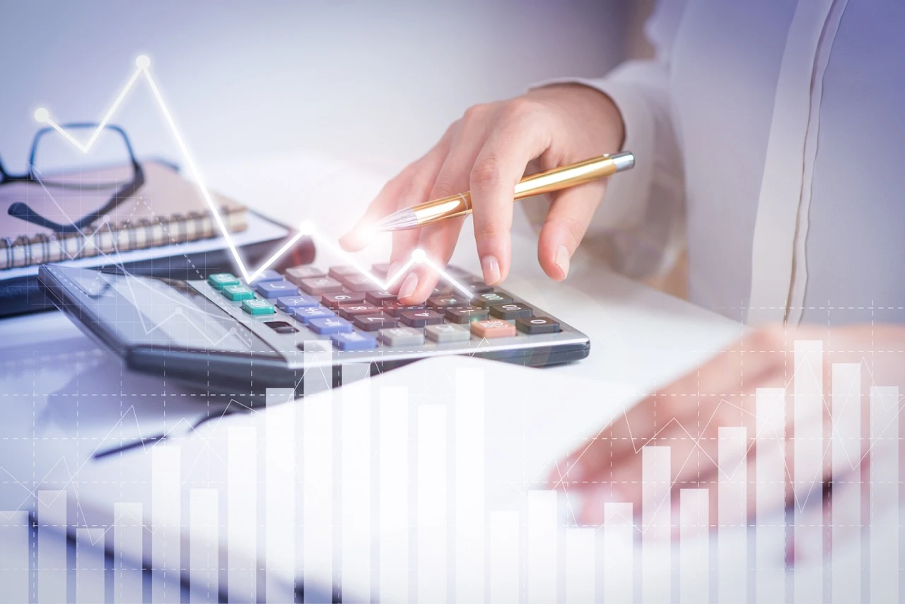 r25-accountant-calculating-profit-with-financial-analysis-graphs-large-17295953037065.jpeg