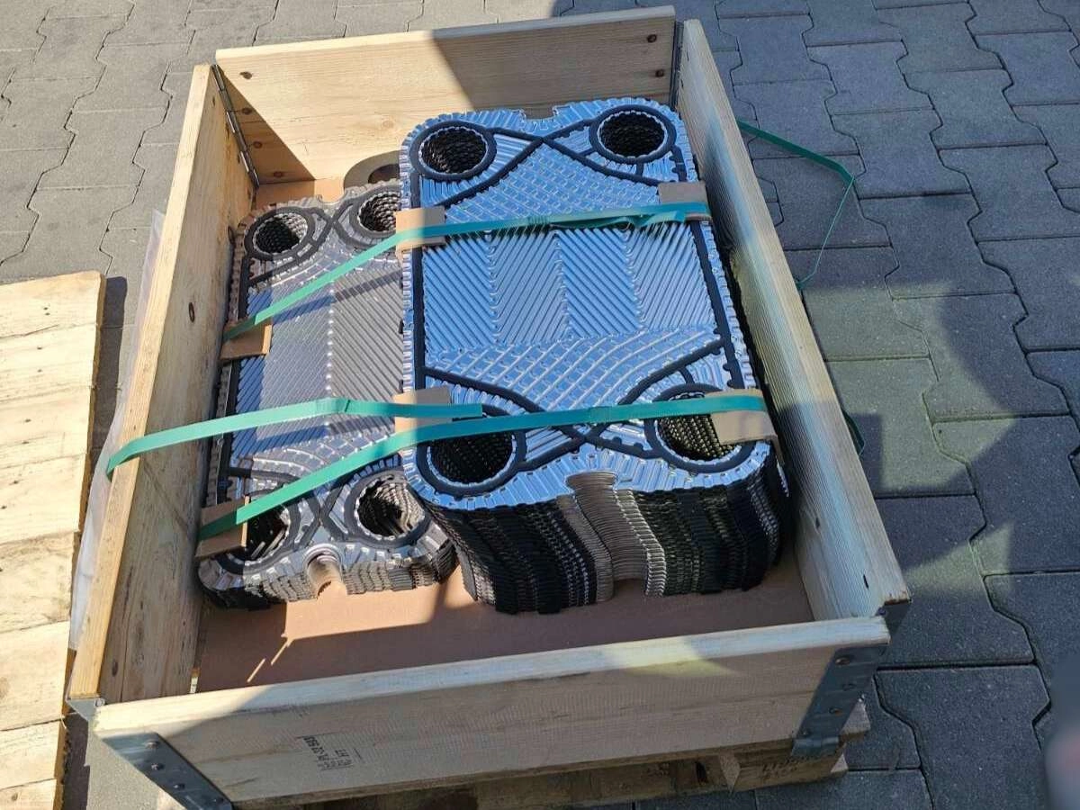 Plates and gaskets for plate heat exchanger