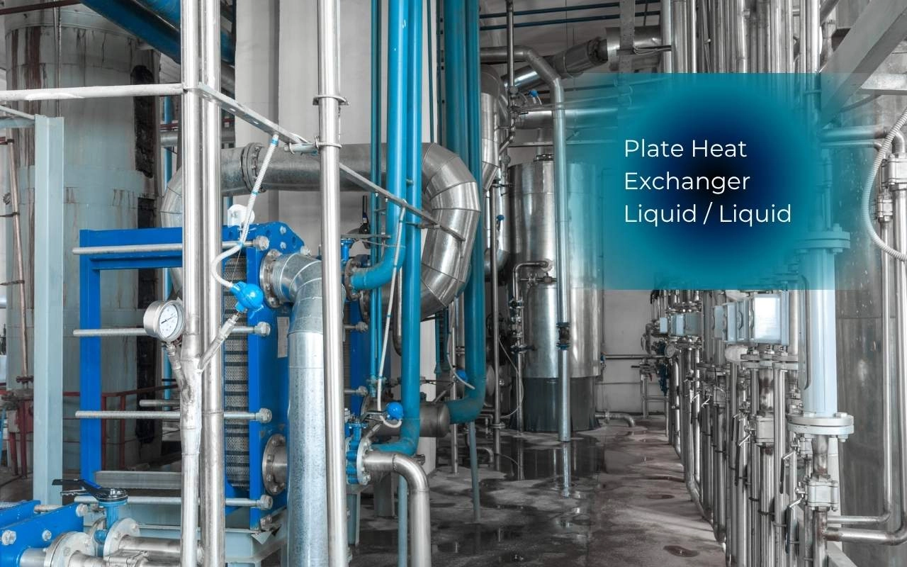 Industrial installation with a liquid-to-liquid plate heat exchanger and piping system