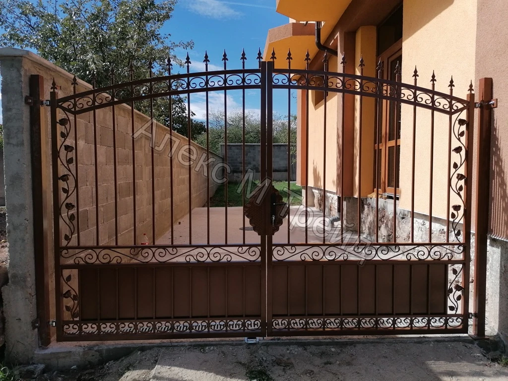 дворна врата с орнаменти врати ковано желязо