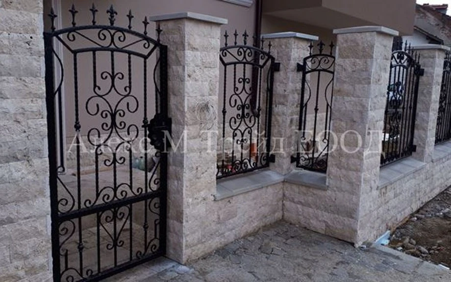 дворни врати и огради