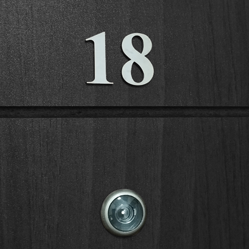 Лазерно изрязана табелка за хотелска стая номер 18 от акрил Лазерно изрязана табелка номер 18 от акрил