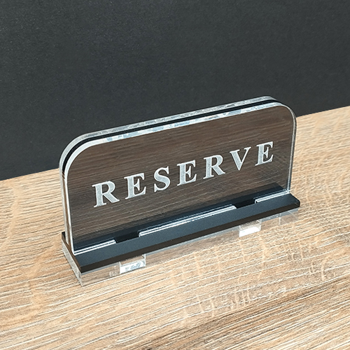 Табелка за маса Reserve от прозрачен и черен акрил Табелка за маса Reserve от прозрачен и черен акрил