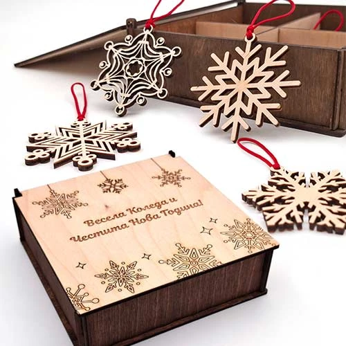 Дървена кутия със снежинки и послание