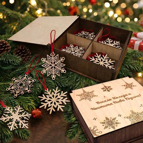 Дървена кутия със снежинки и послание