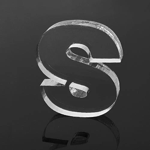 Букви от прозрачен плексиглас