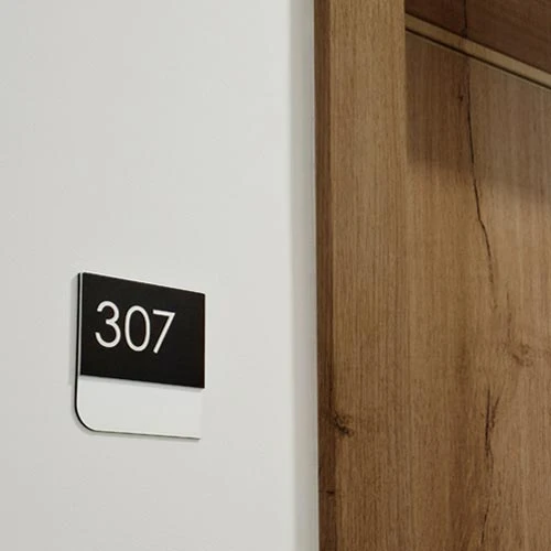 Елегантна двуслойна табела с номер