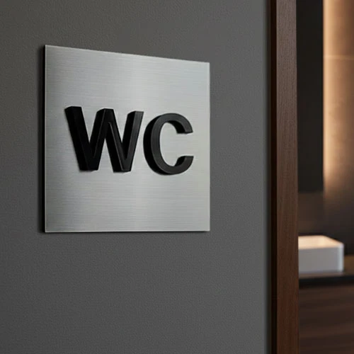 Табела за тоалетна с обемен надпис WC