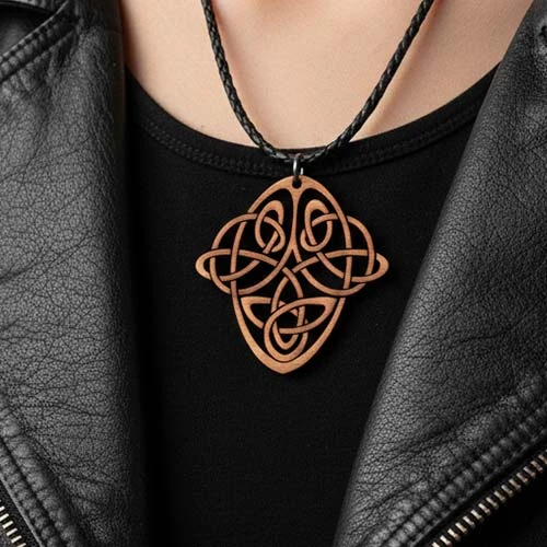 Медальон от дърво с келтски мотиви