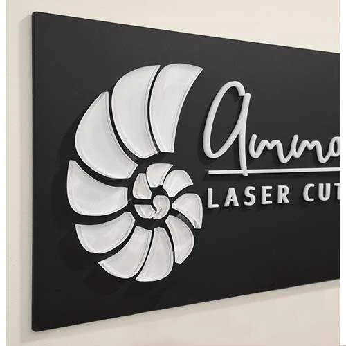 Рекламна табела с обемни букви