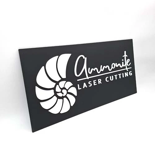 Рекламна табела с обемни букви