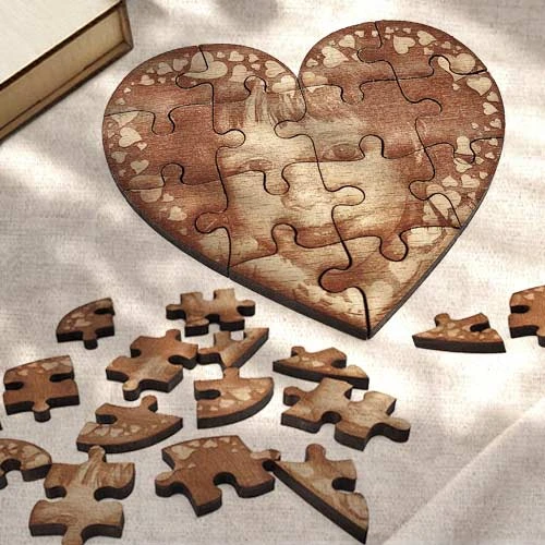 Подарък персонализиран дървен пъзел във форма на сърце лазерно изрязан и гравиран