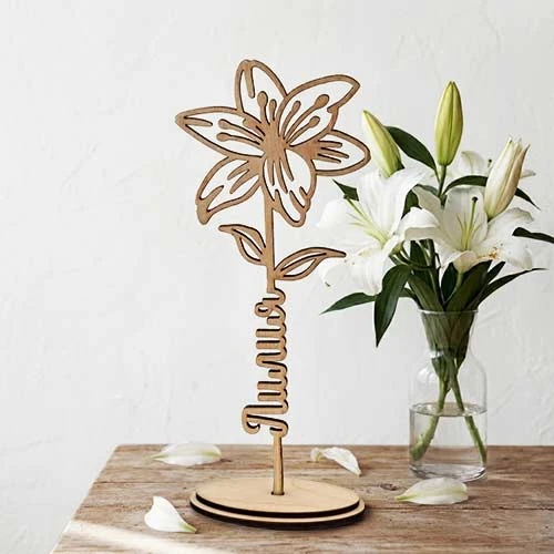 Персонализиран подарък Дървено цвете с изрязано име по формата на дръжката