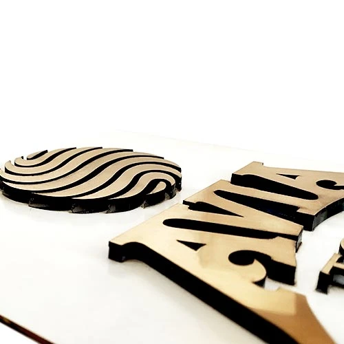 Рекламна табела с обемни златни букви