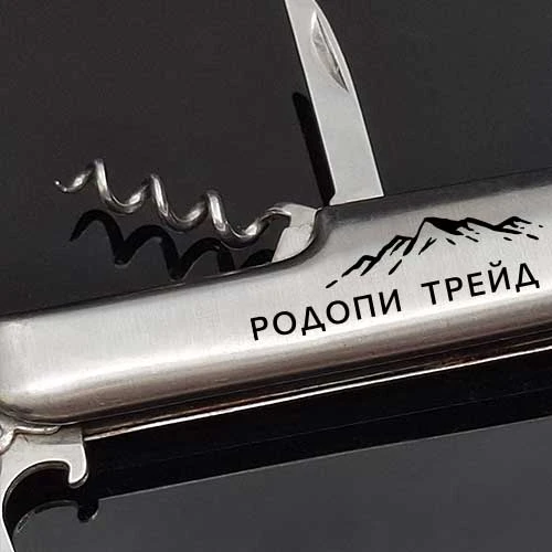Лазерно гравиране на лого върху мултифункционално ножче