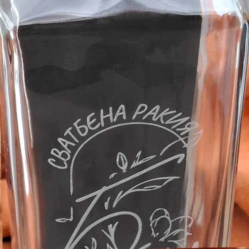 Персонализирана сватбена бутилка със лазерно гравирани имена и декоративни елементи