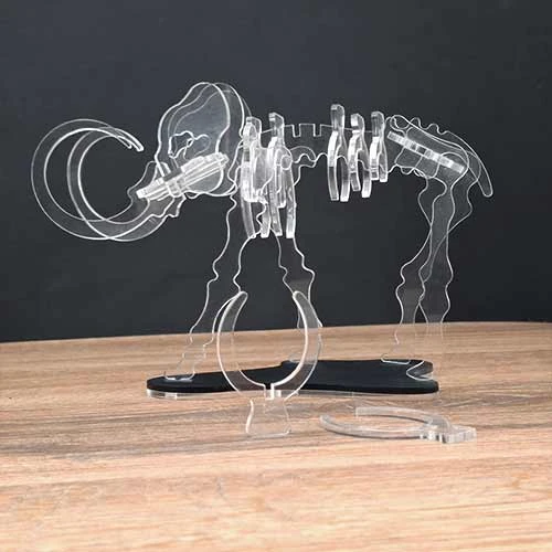 Лазерно изрязан 3D модел на скелет на мамути зработен от прозрачен плексиглас