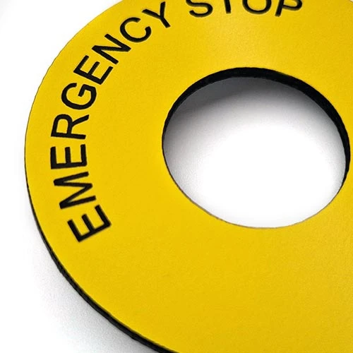 Гравиран кръгъл лицев панел авариен стоп от жълт акрил с контрастен надпис