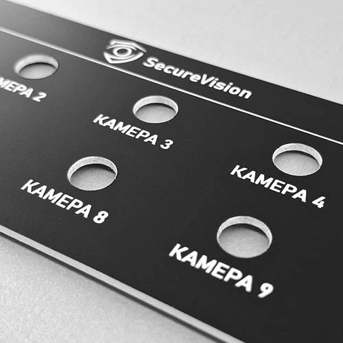 Лицев панел за оборудване от черен акрил лазерно изрязан и гравиран