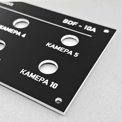 Лицев панел за оборудване от черен акрил лазерно изрязан и гравиран