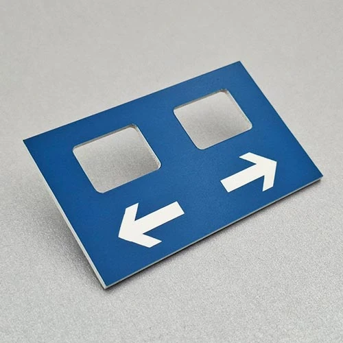 Лазерно изрязан и гравиран контролен панел за управление на работни посоки на машина