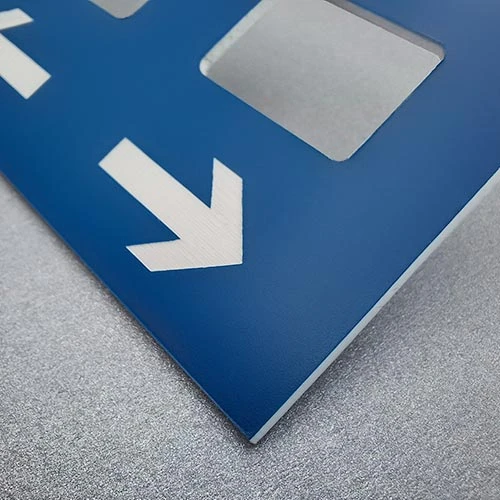 Лазерно изрязан и гравиран контролен панел за управление на работни посоки на машина