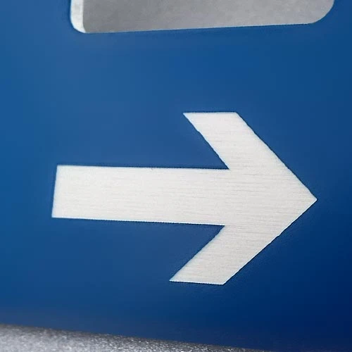 Лазерно изрязан и гравиран контролен панел за управление на работни посоки на машина