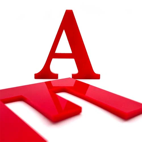 Лазерно рязане на обемни букви от червен плексиглас