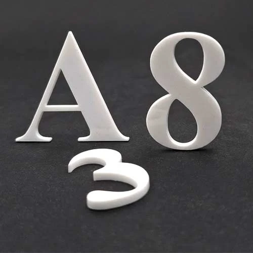 Лазерно рязане на обемни букви от бял плексиглас