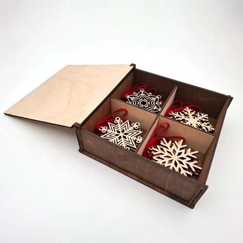 Дървена кутия със снежинки и послание