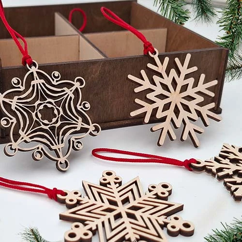 Дървена кутия със снежинки и послание