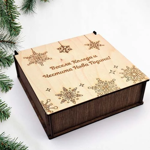 Дървена кутия със снежинки и послание