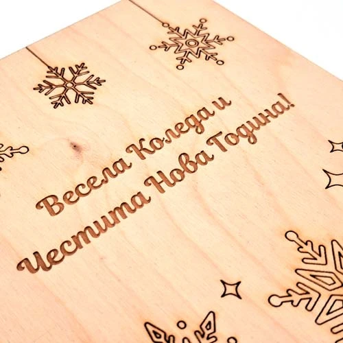 Дървена кутия със снежинки и послание