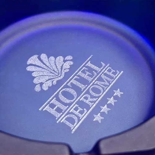 Син стъклен пепелник с гравирано лого на хотел