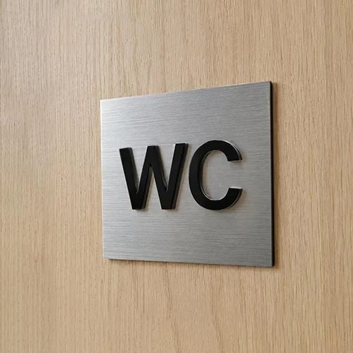 Сива табела за тоалетна с обемен надпис WC