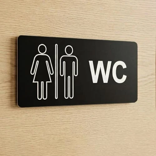 Черна табела за тоалетна с лазерно гравирани символи и надпис WC