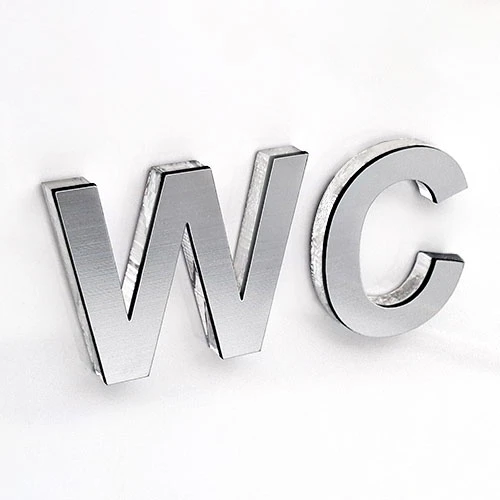 Обемен надпис WC от прозрачен плексиглас с дебелина 6 мм и сребриста метализирана акрилна плоскост