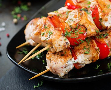 70119365297112-chicken-skewers-with-slices-sweet-peppers-dill2829-18813.jpg