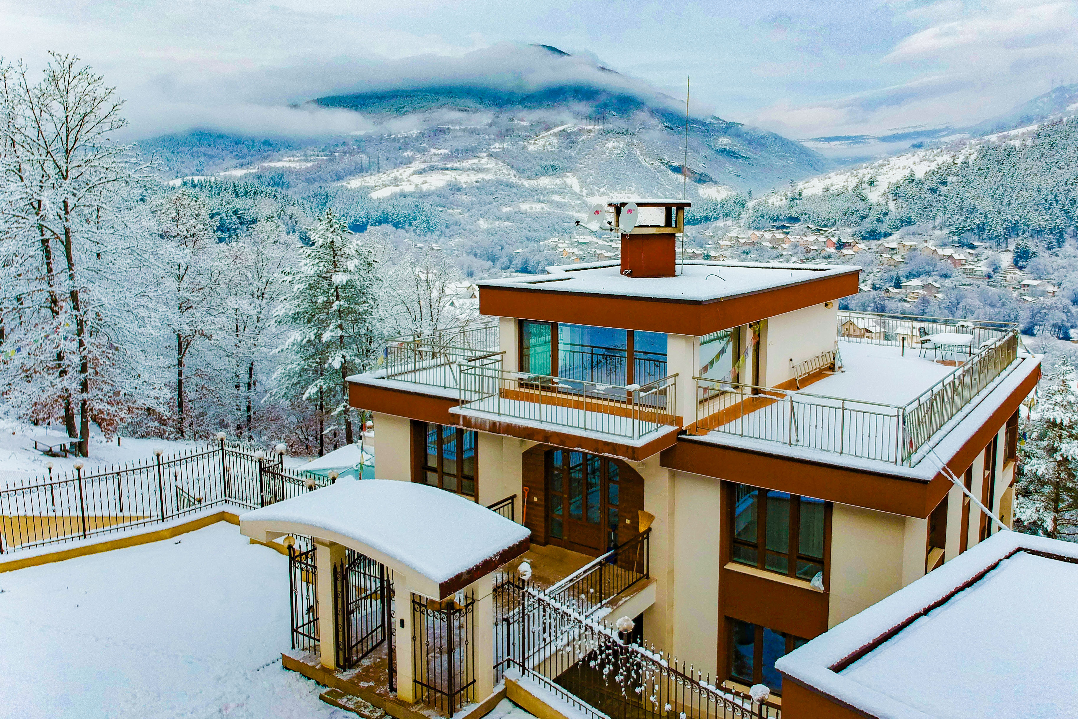 370-winter-view-and-house.jpg