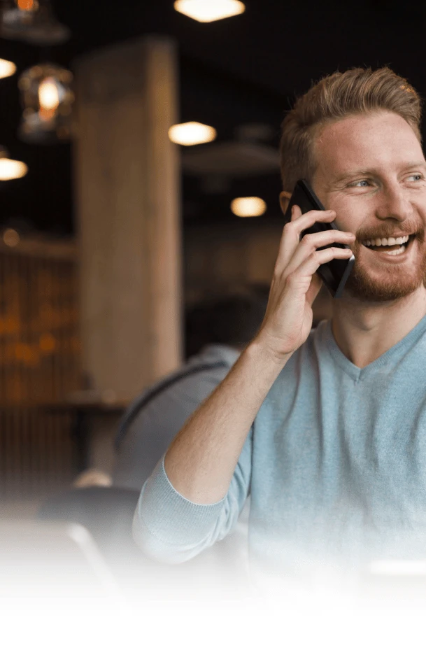 Мъж с позитивно изражение, символизиращ яснота и увереност във финансови решения