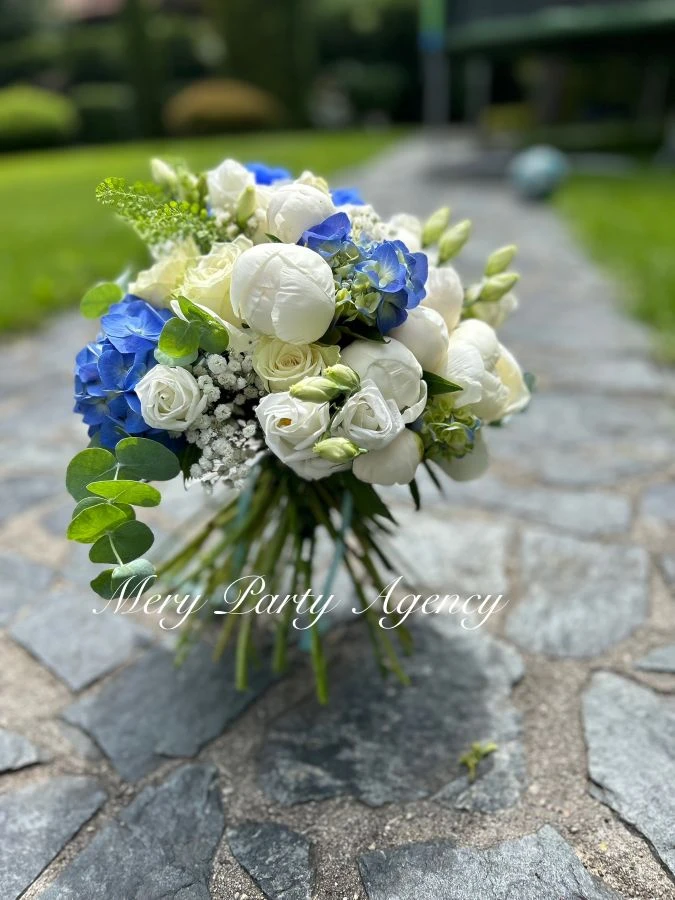 Сватбен букет в тъмно син цвят, wedding bouquet