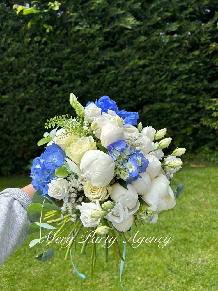 Сватбен букет в тъмно син цвят