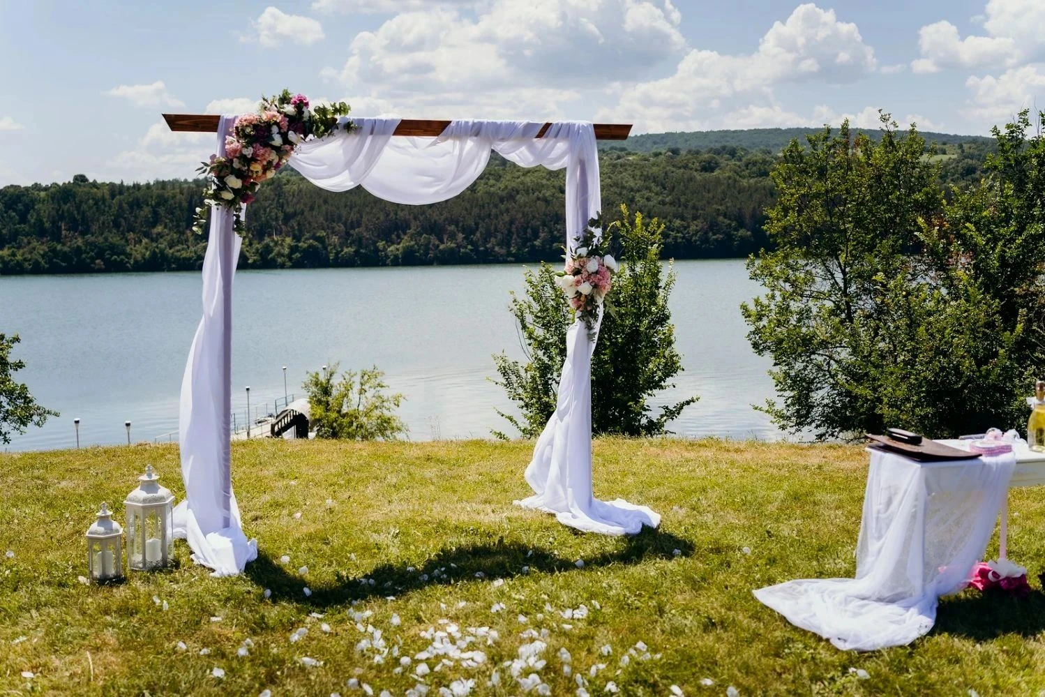 ватбена украса на брега, язовир